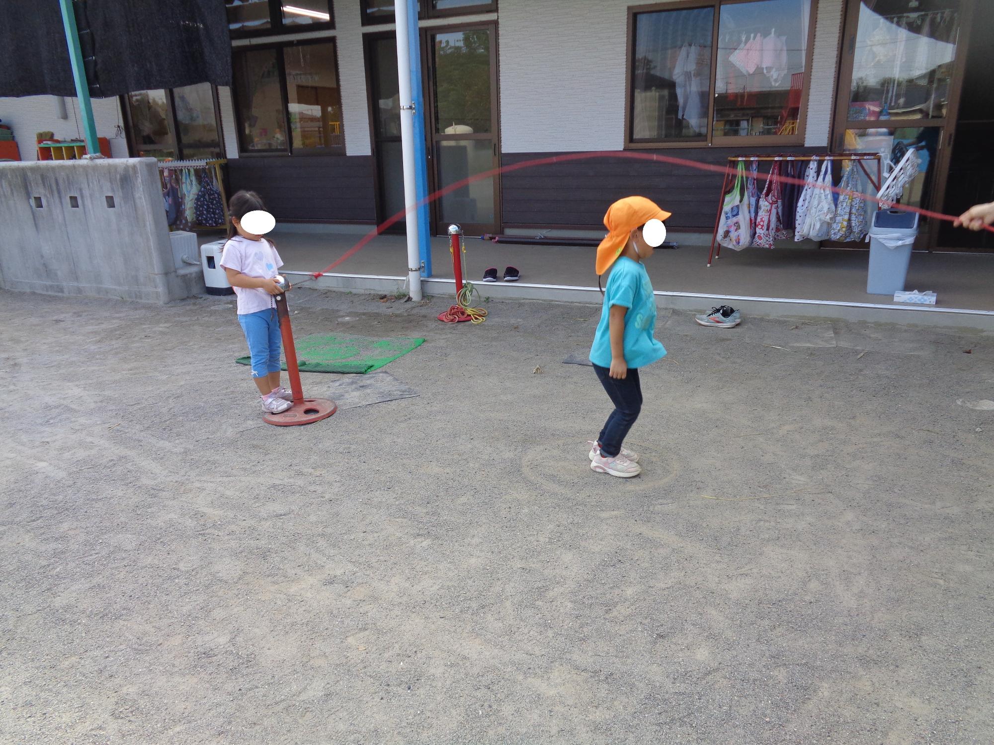 縄跳びをする子ども