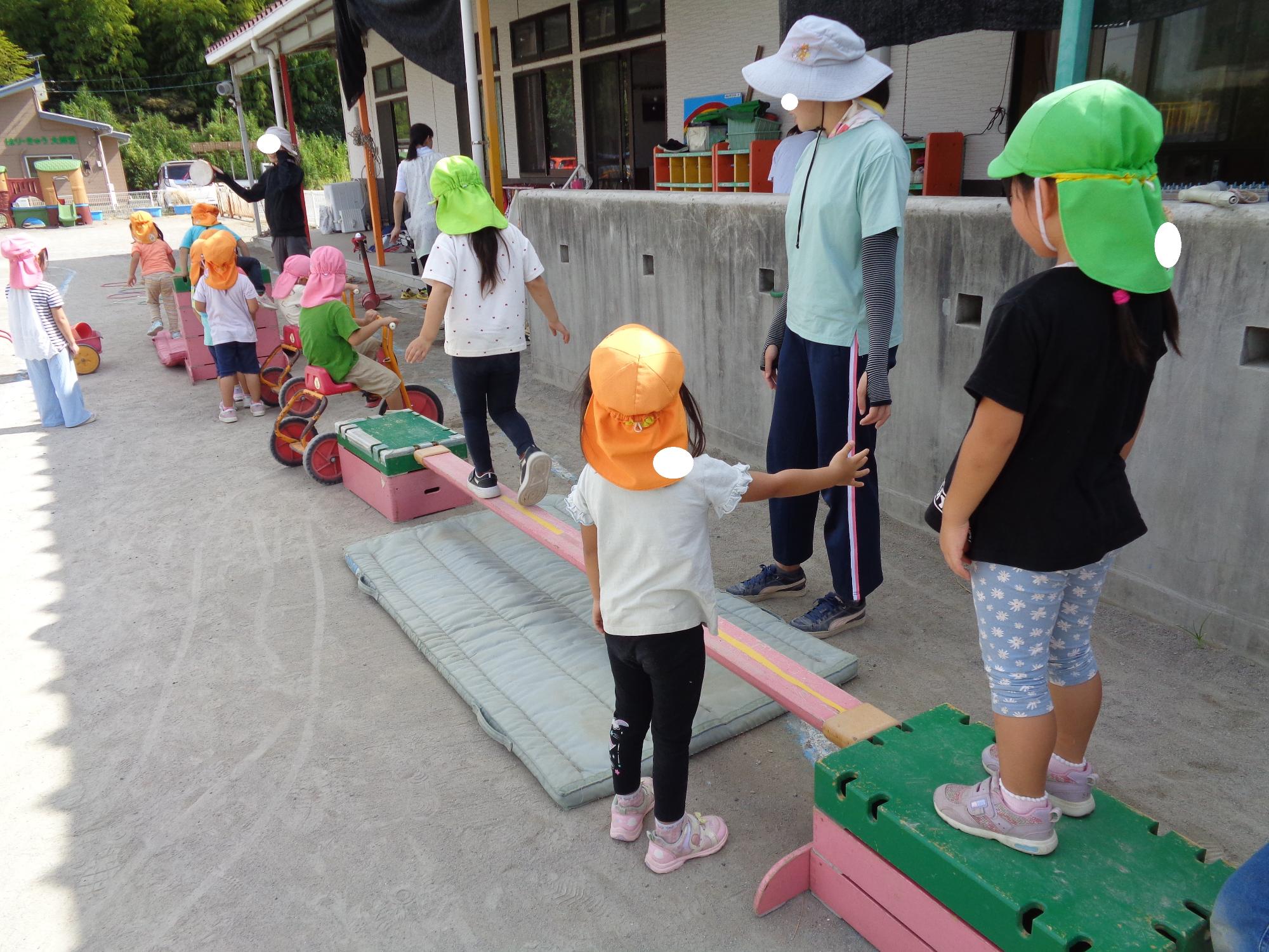 はしごわたりをする子ども