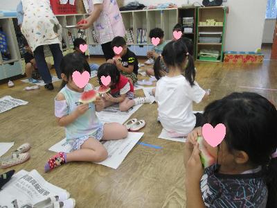 スイカを食べる子どもたち