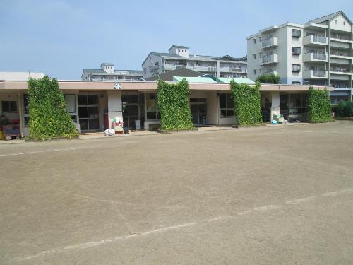 グリーンカーテンをした保育所全景