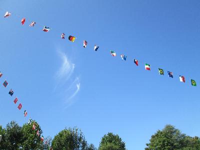 空高く広がる万国旗