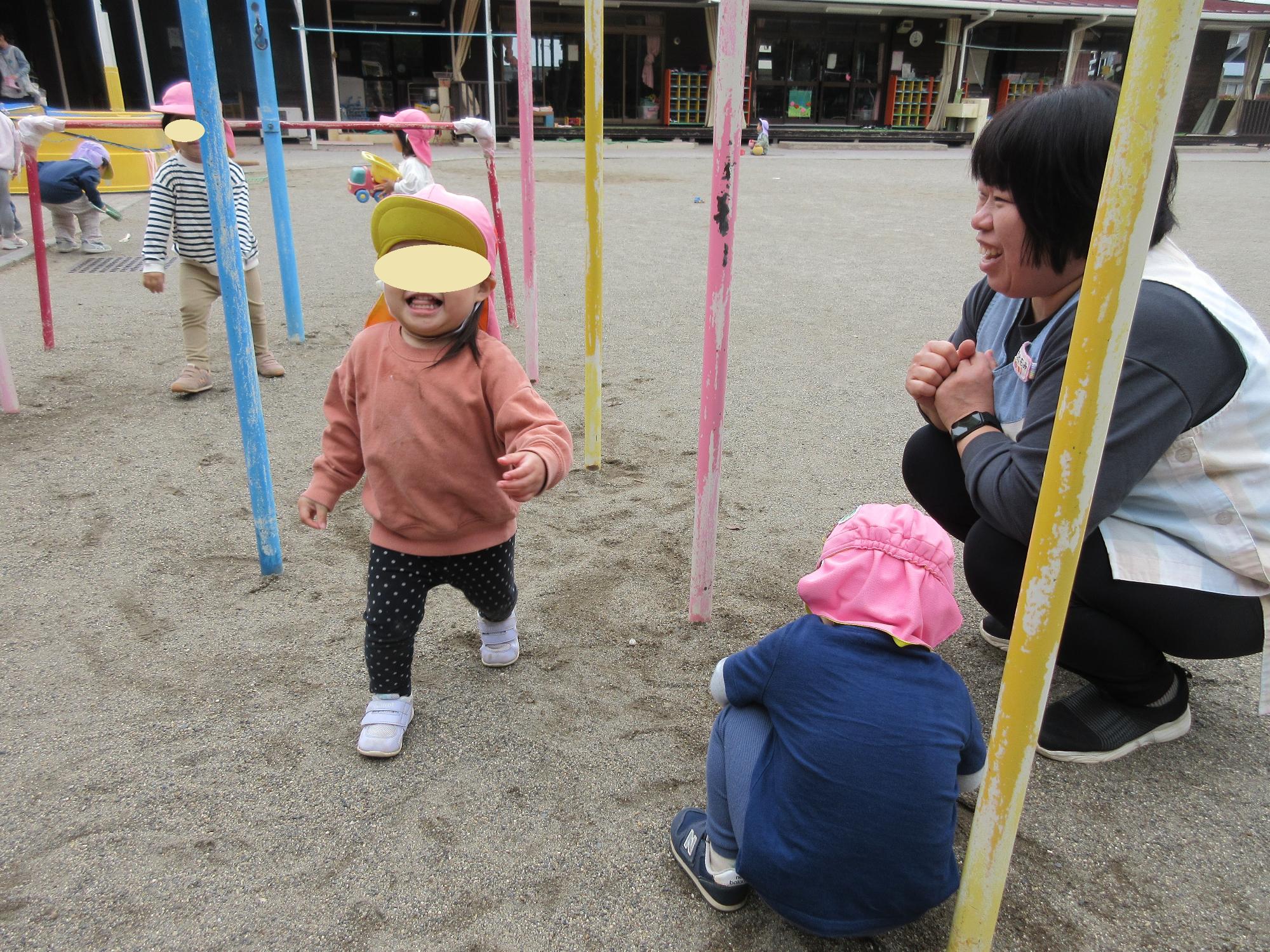 お庭で楽しく遊び中