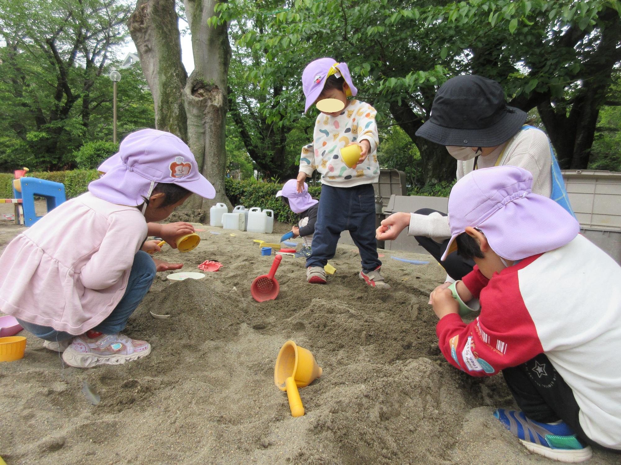 砂場でお山つくり