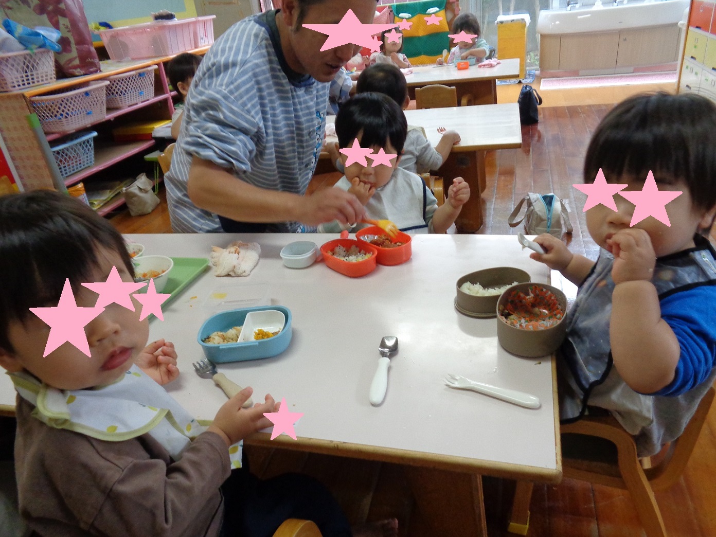 お弁当を手づかみで食べる子どもたち