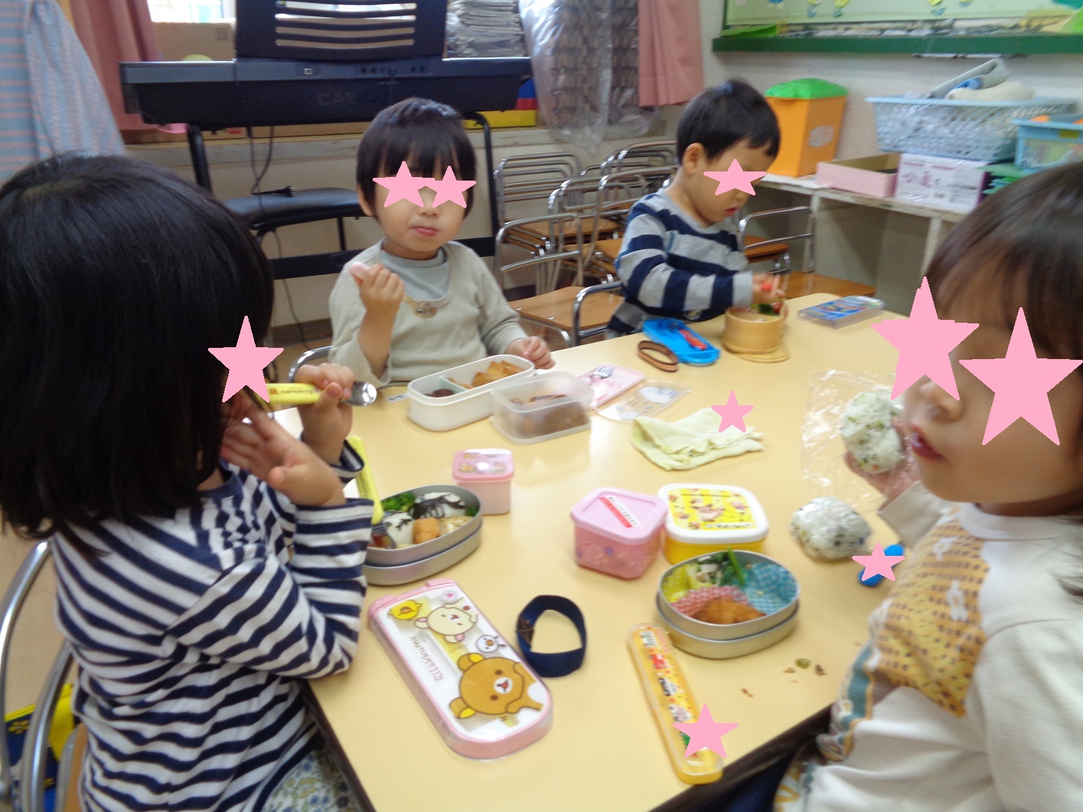 テーブルを囲みお弁当を食べる子どもたち