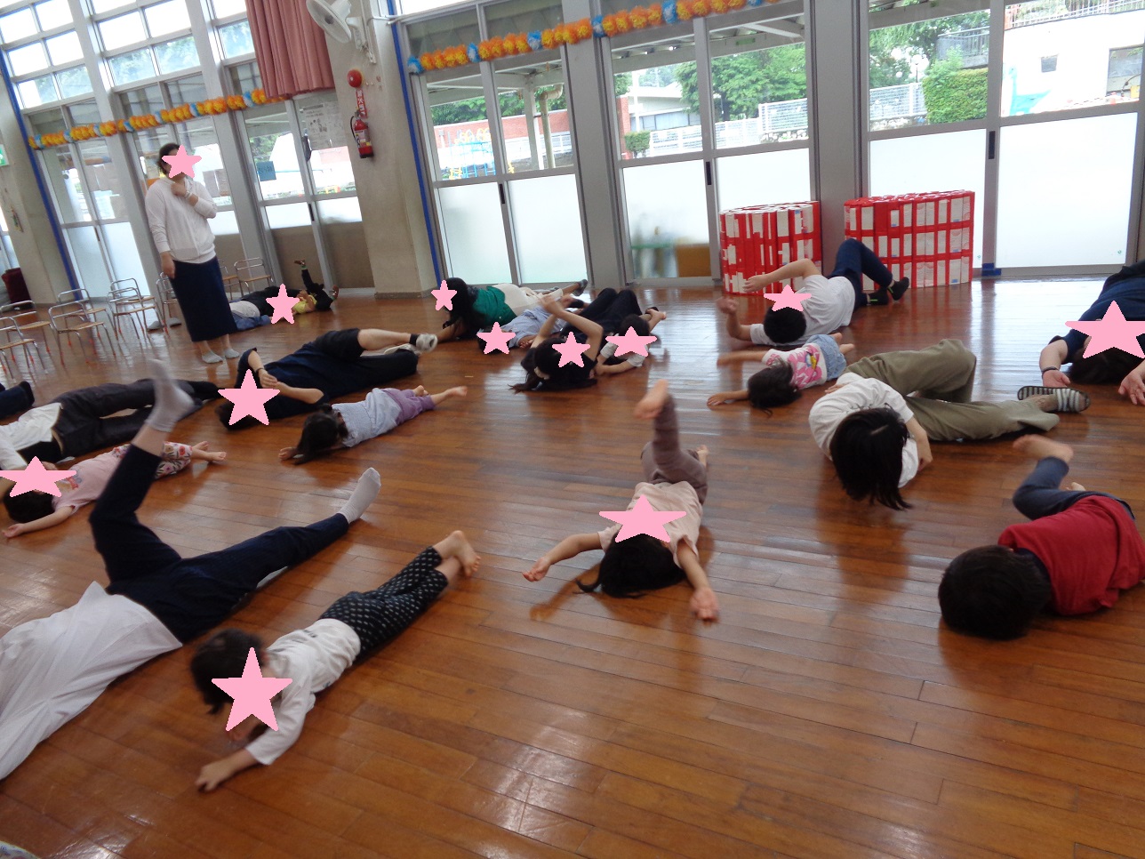床の上に寝転がり片足を天井に向けてあげている