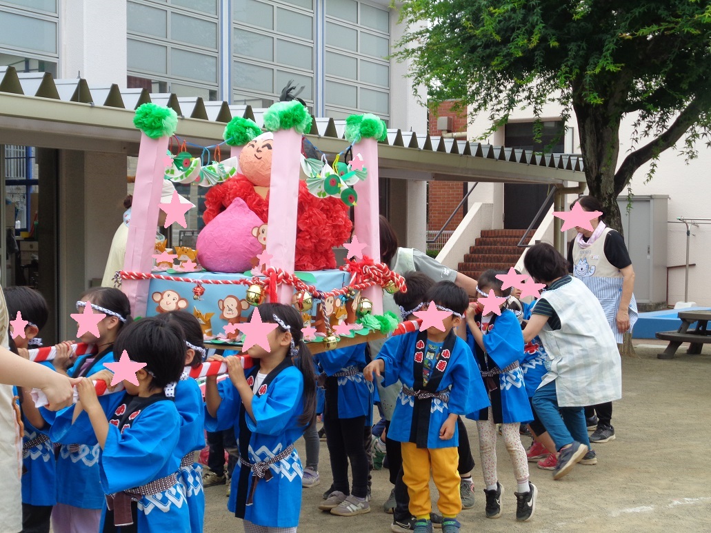 子どもたちが作ったお神輿を担ぎ歩いている