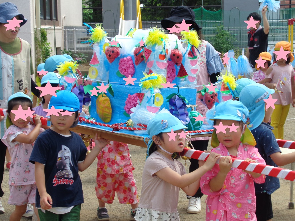 子どもたちが手作りのお神輿を担ぎ歩いている