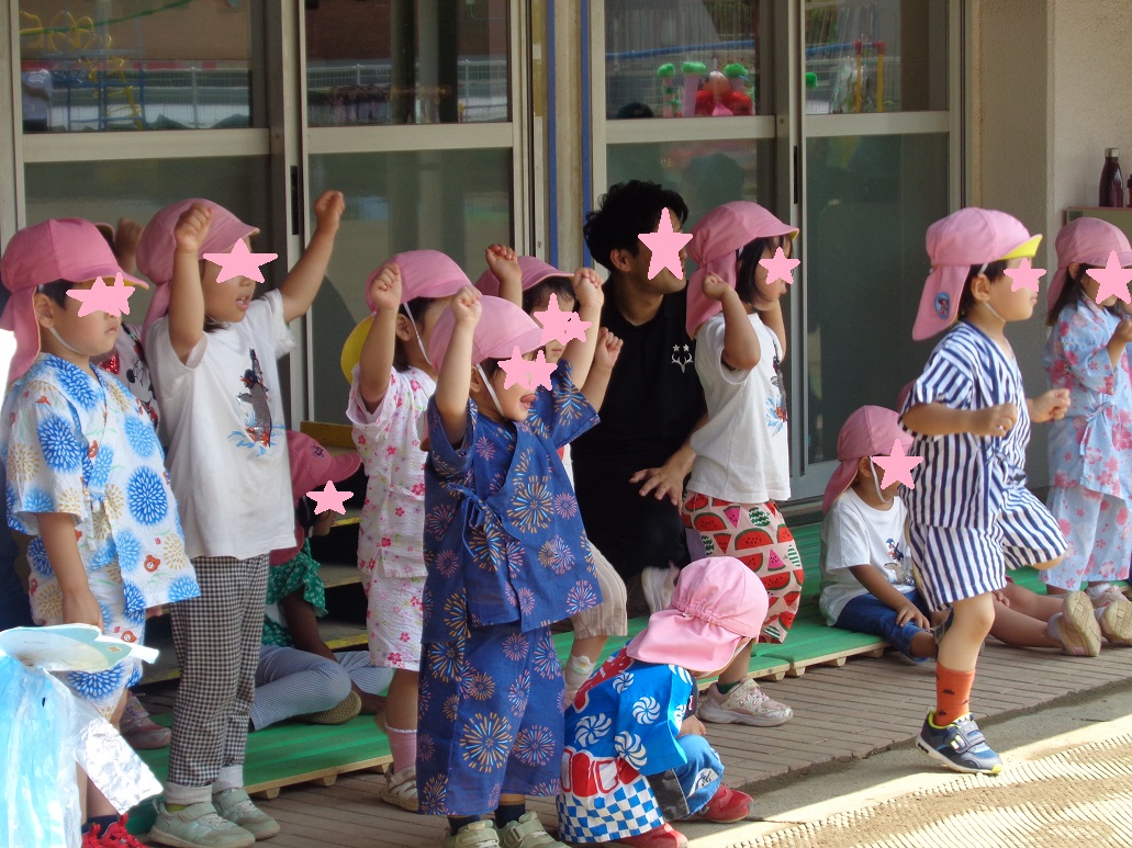 両手上げたり、足踏みしている子どもたち。