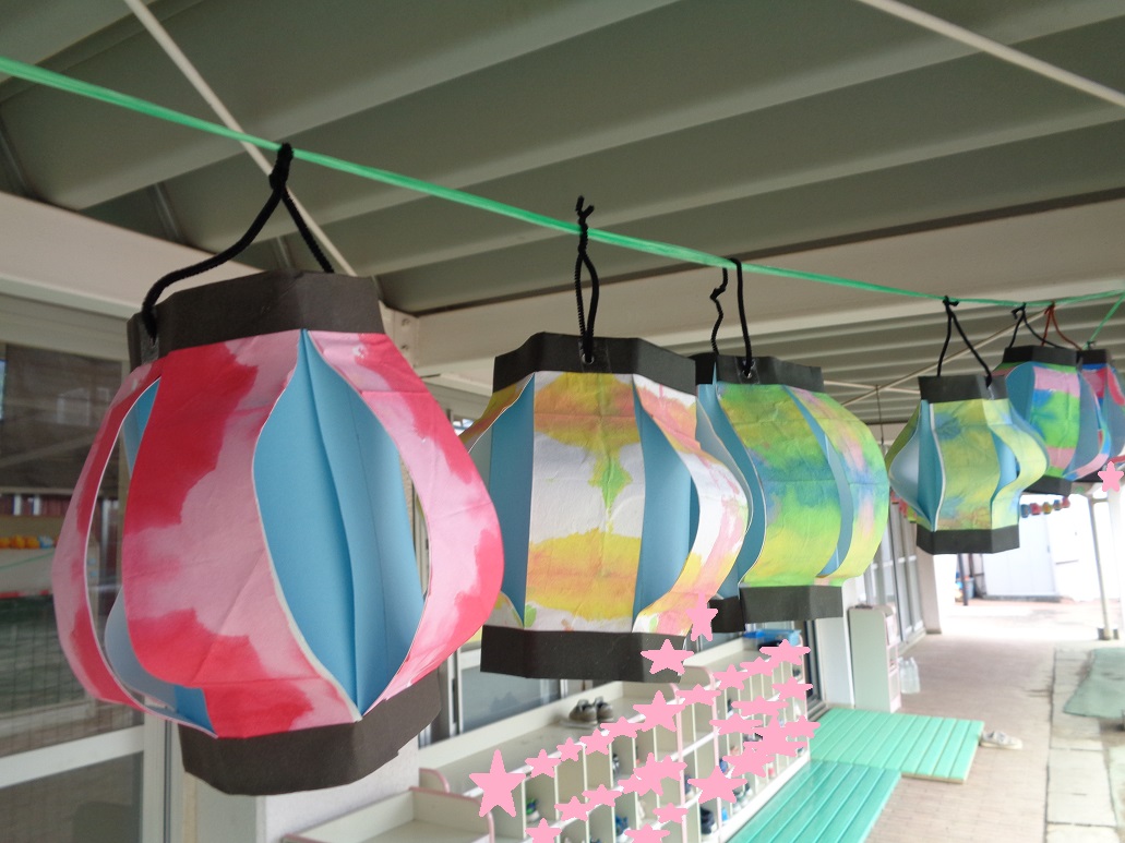 画用紙に絵の具で色付けし提灯にして軒下に下げた