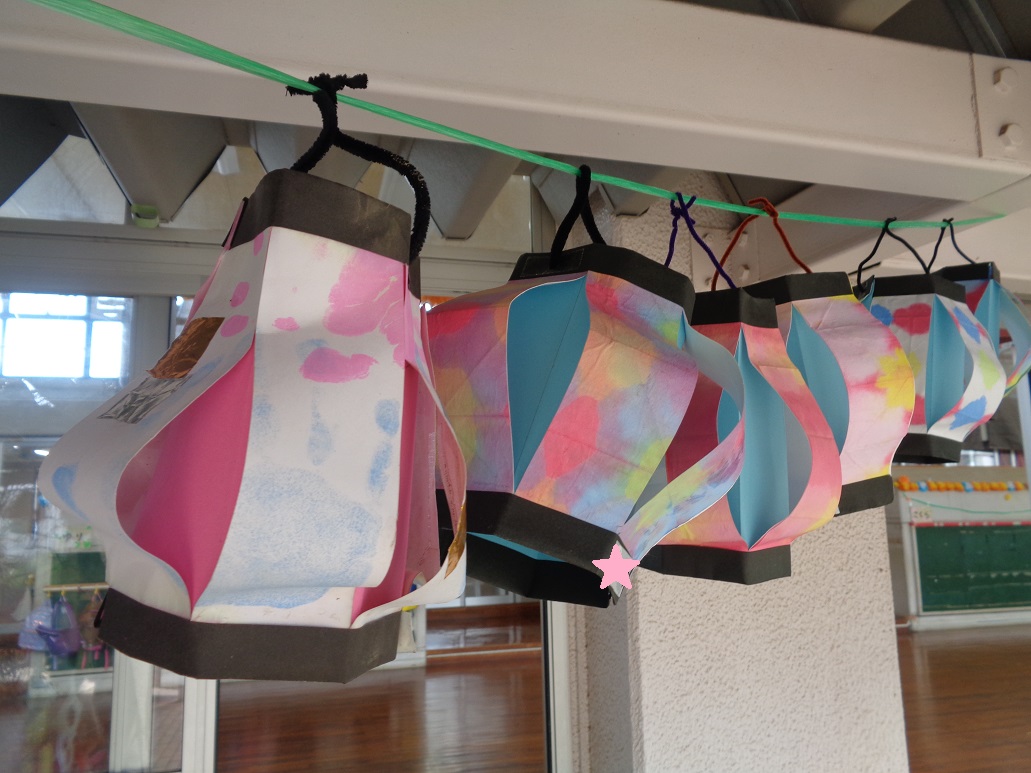 画用紙を絵の具で染め提灯にしてぶらさげた