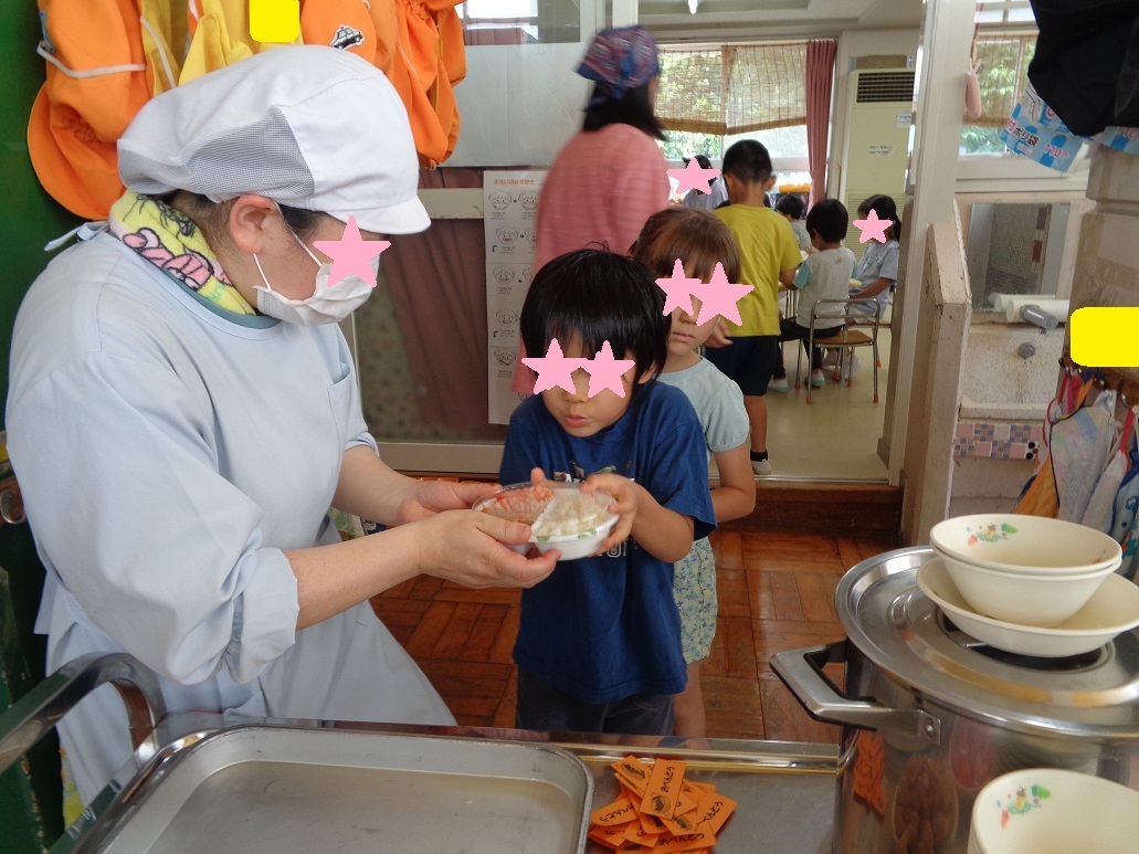 パックに入ったお弁当を受け渡す大人と子ども