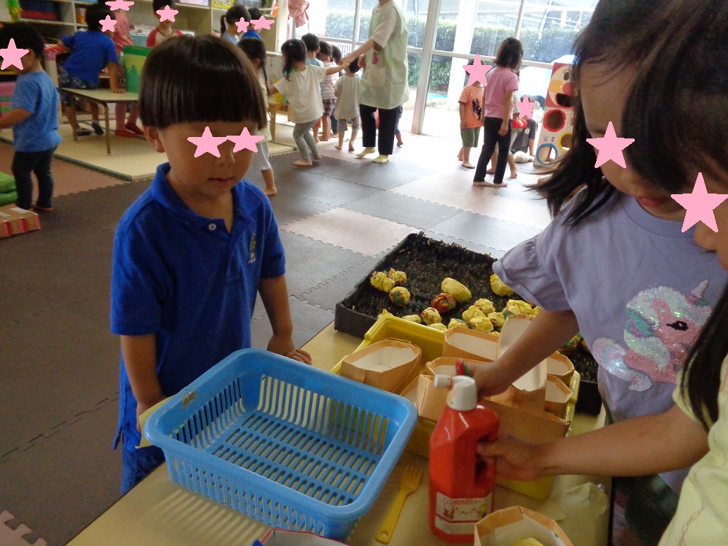 子どもたちがたこ焼きごっこを楽しむ
