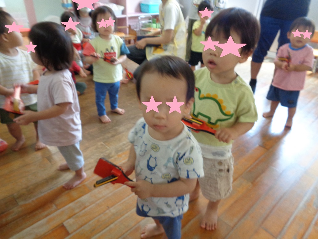 鳴子を持立っている子どもたち