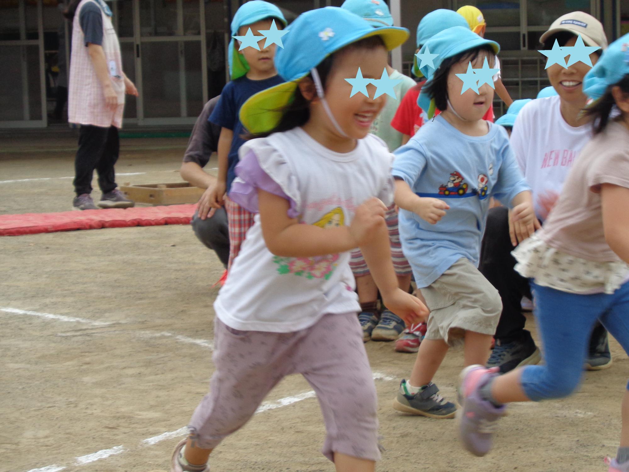子どもが笑顔で走っている。