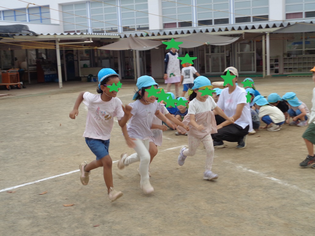 子どもたちが数人で走っている。