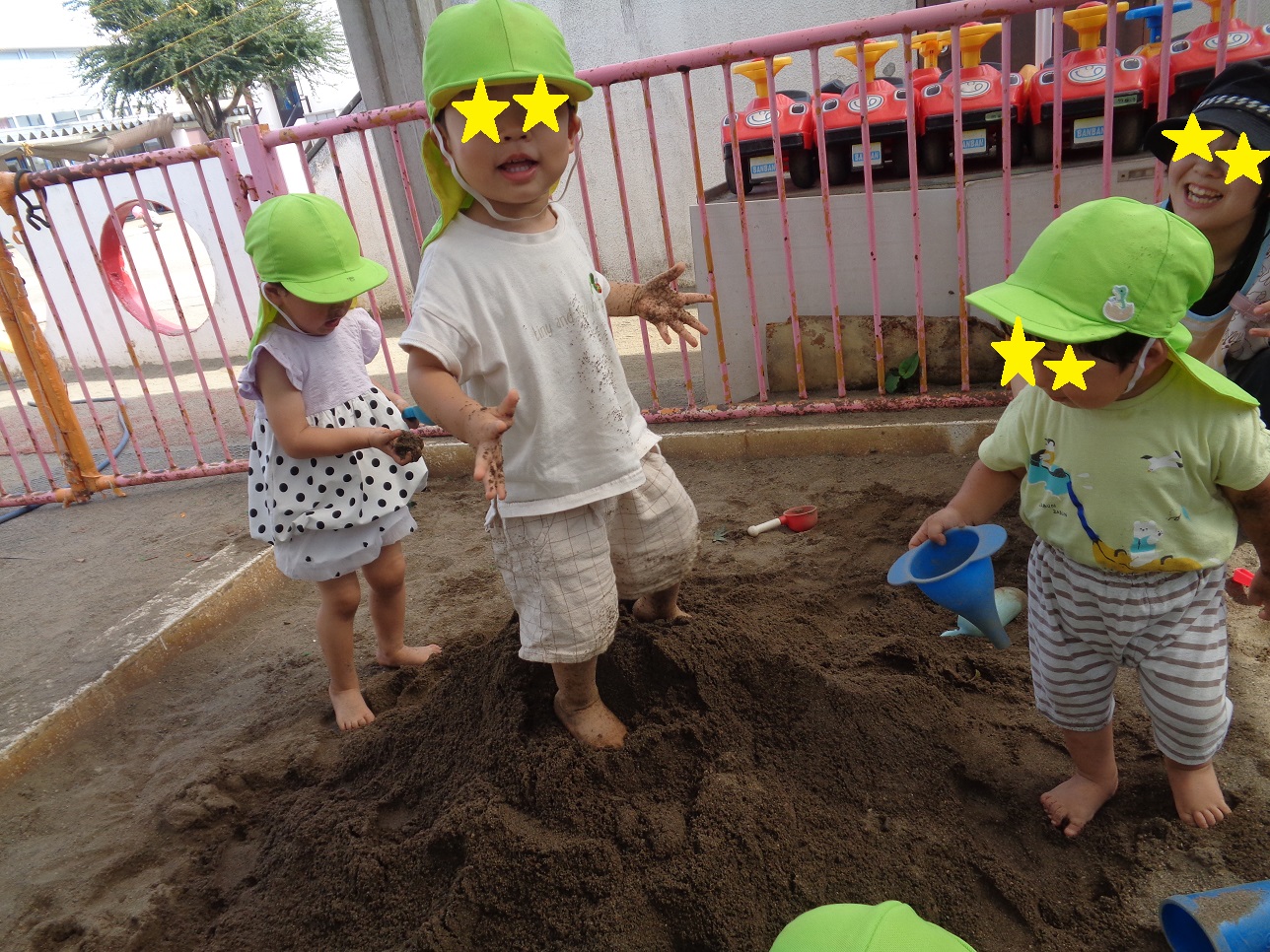 砂の上を子どもがはだしで歩いている