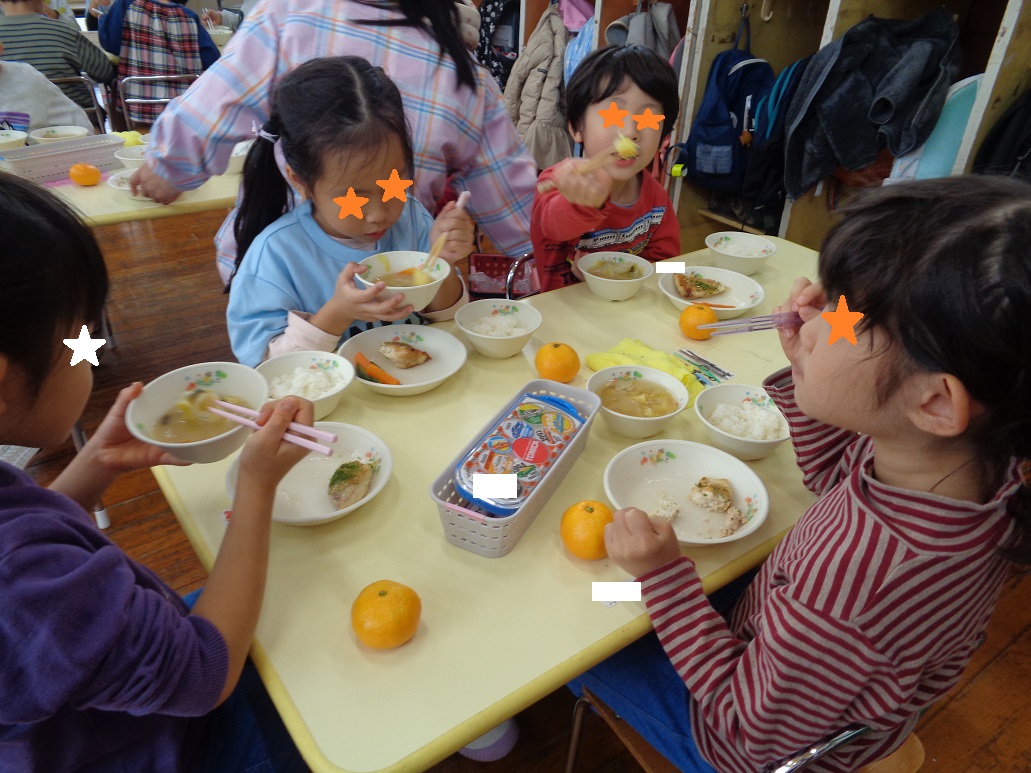 子どもたちが自分たちで切った野菜が入った芋汁を食べている