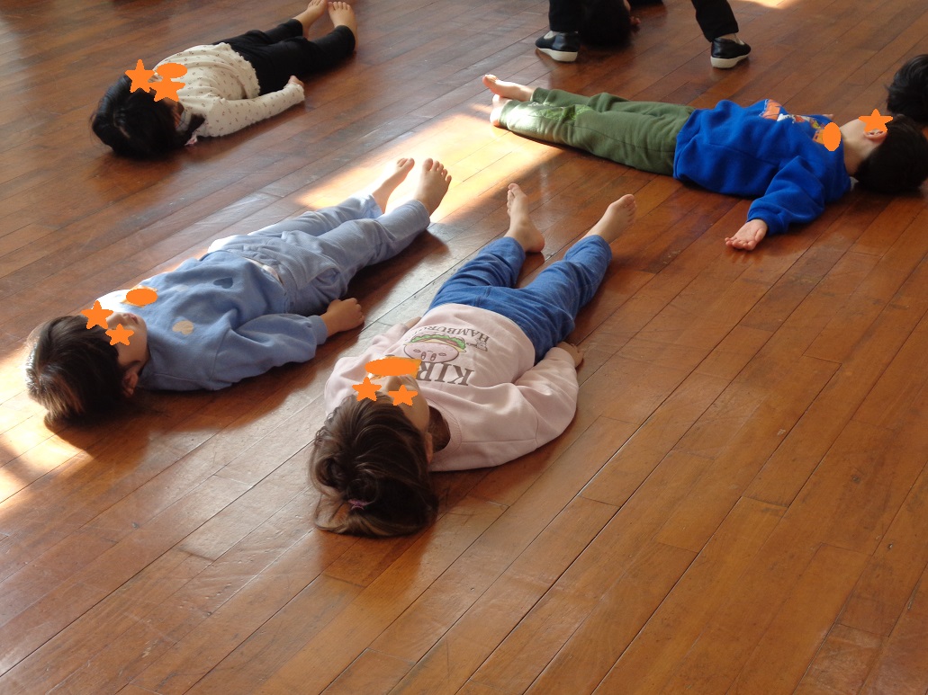 子どもたちが脱力して床に寝そべっている