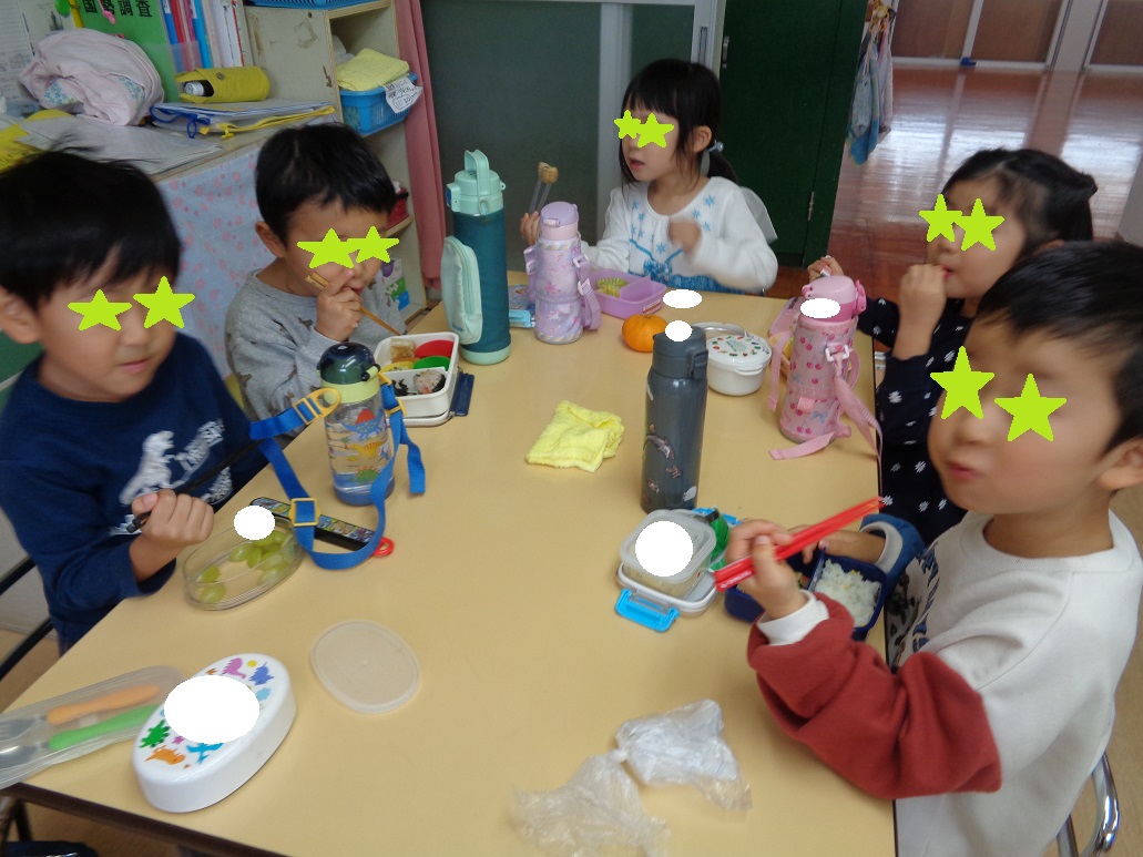 5歳の子どもがお箸を使ってお弁当を食べている