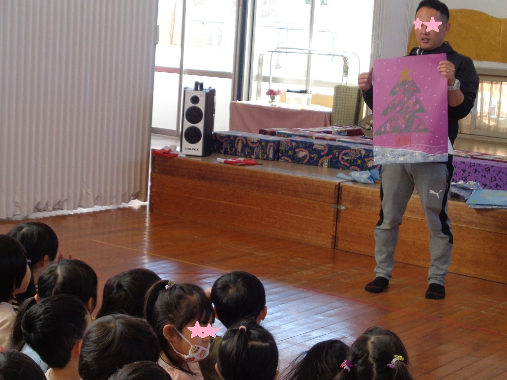 保育士が子どもたちに楽しいお話を見せている