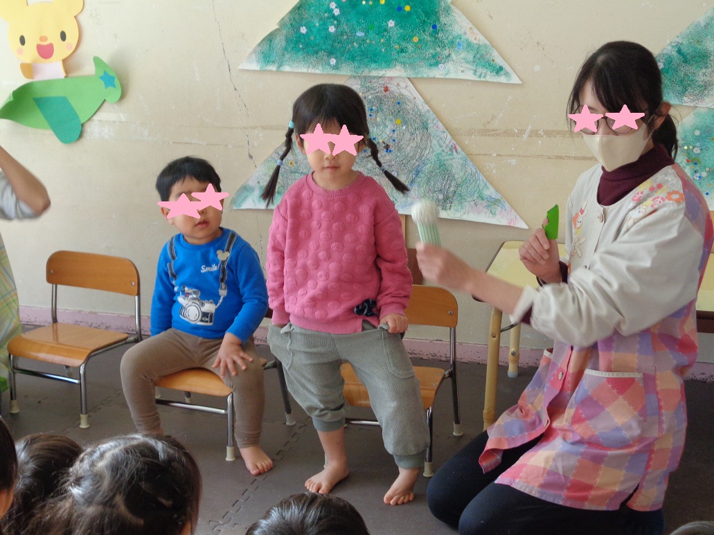 12月生まれの子にインタビューをしている