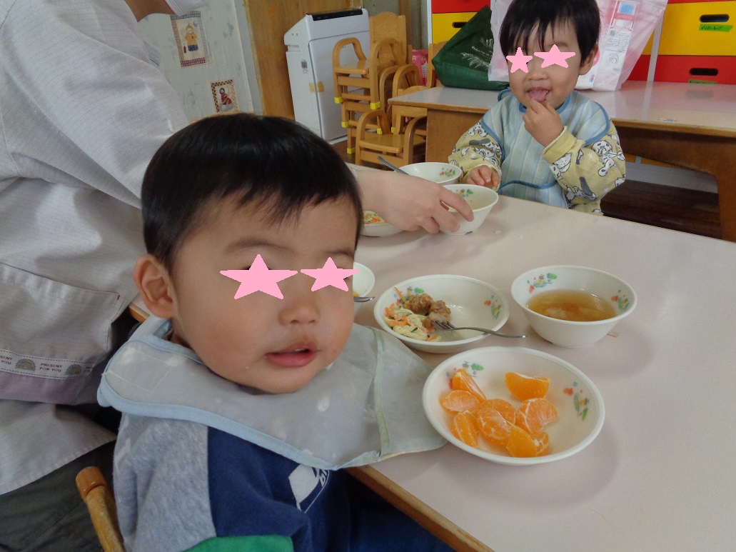 お誕生会メニューを嬉しそうに食べる