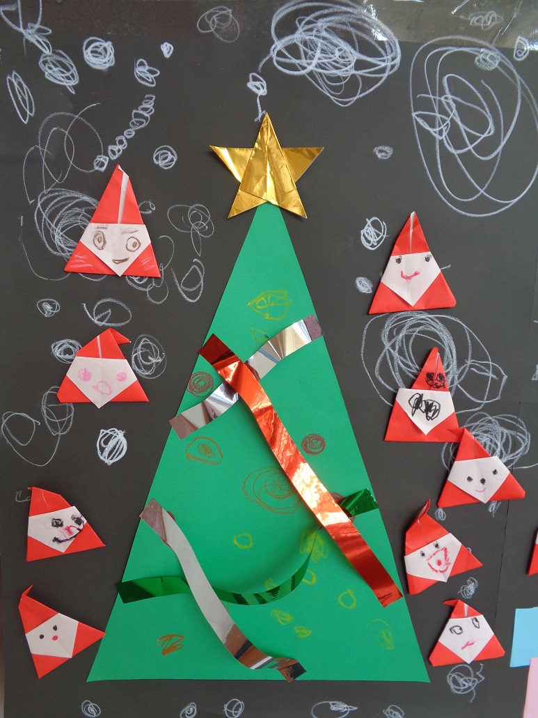 折り紙で折ったサンタクロースの飾り