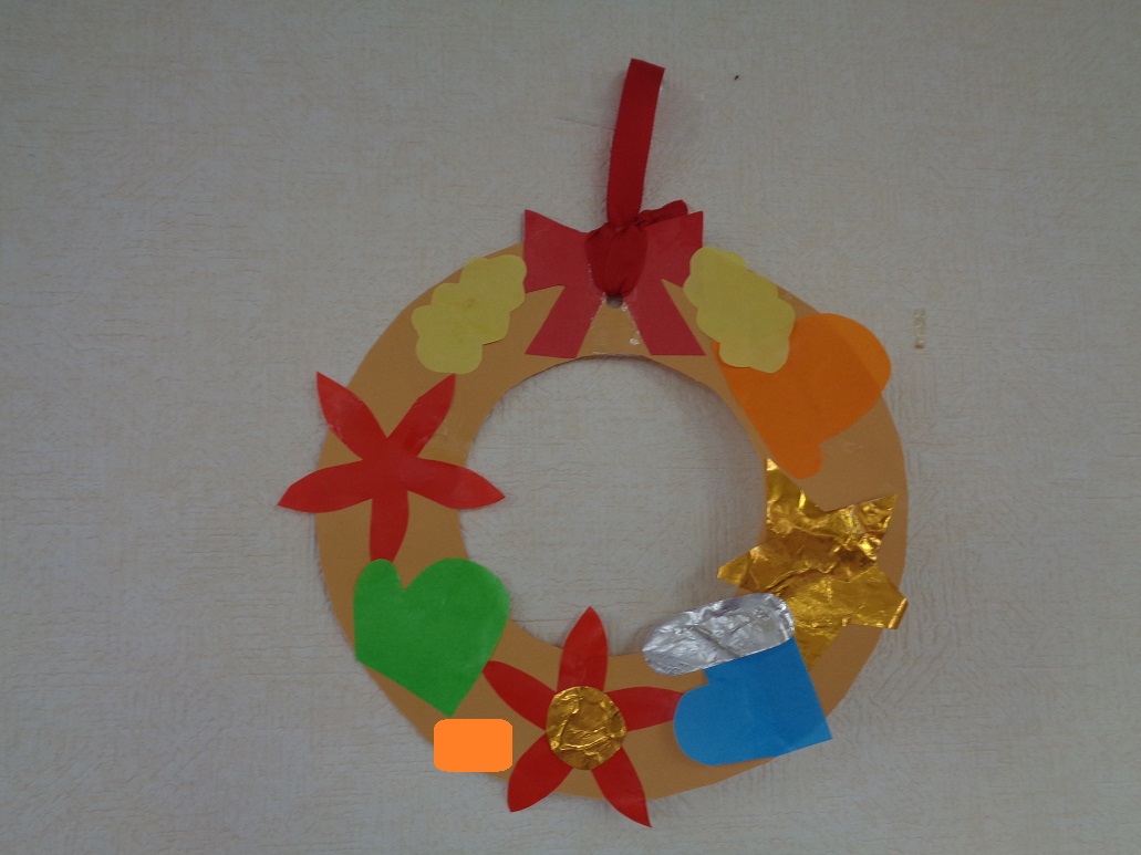 折り紙の飾りを貼ったリース
