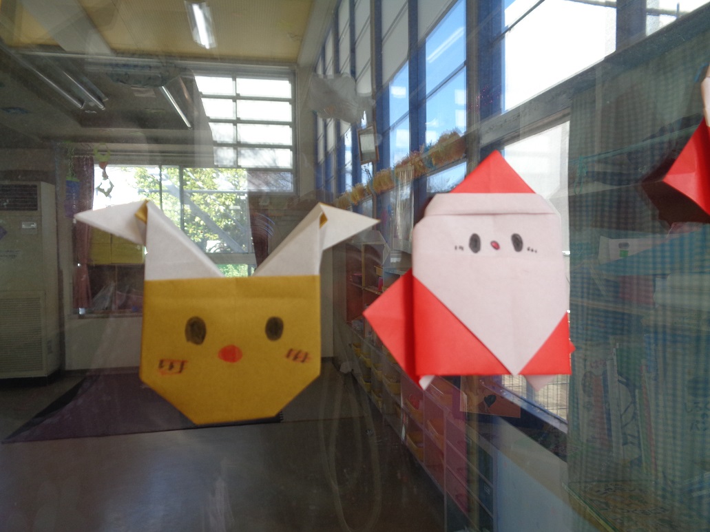 折り紙で折ったサンタクロースとトナカイ