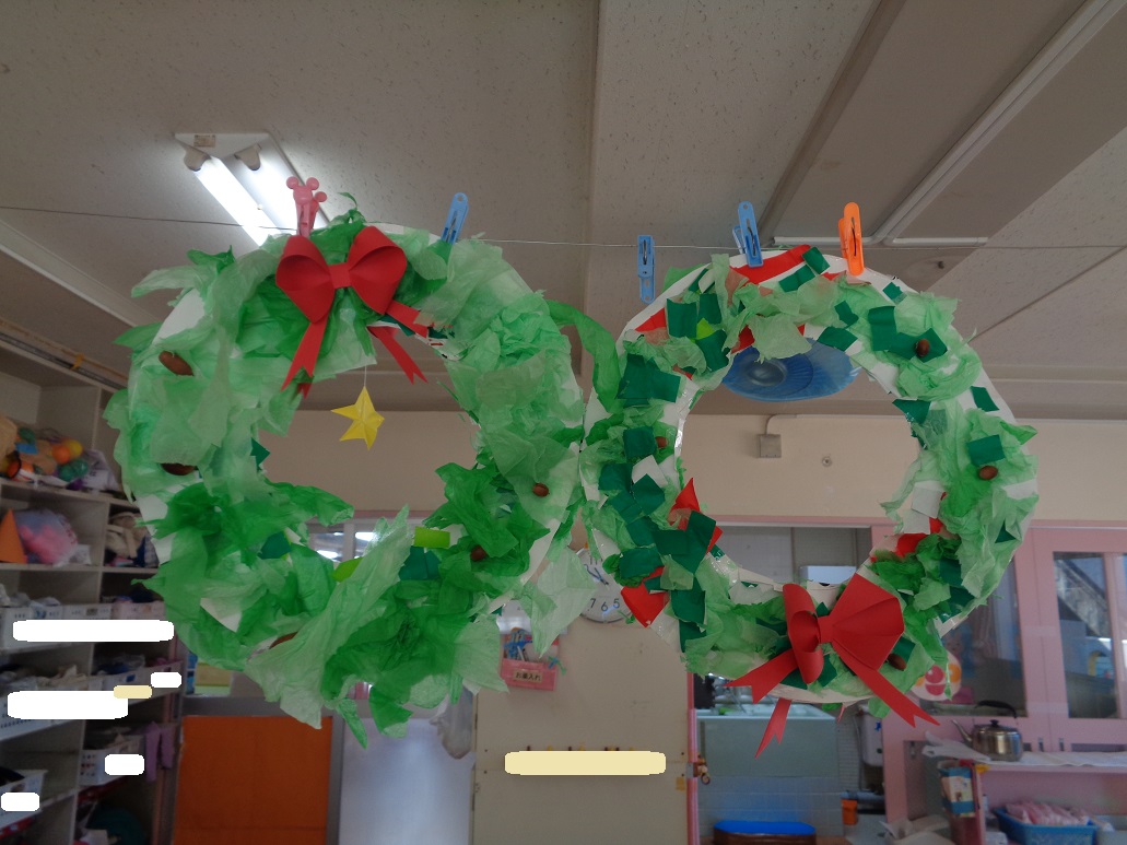 お花紙をちぎって作ったリース