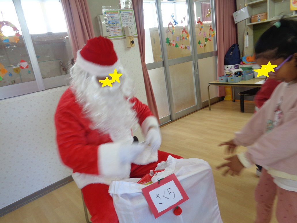 子どもがサンタクロースからプレゼントをもらっている