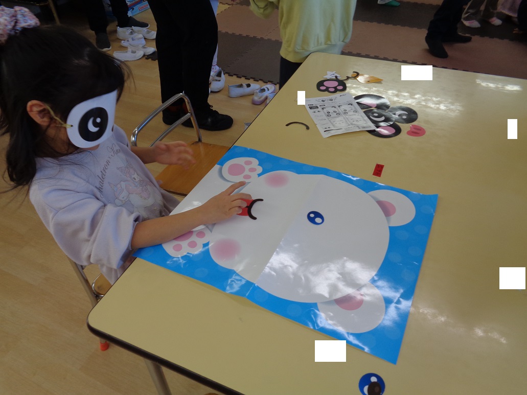 動物の福笑いをする子ども