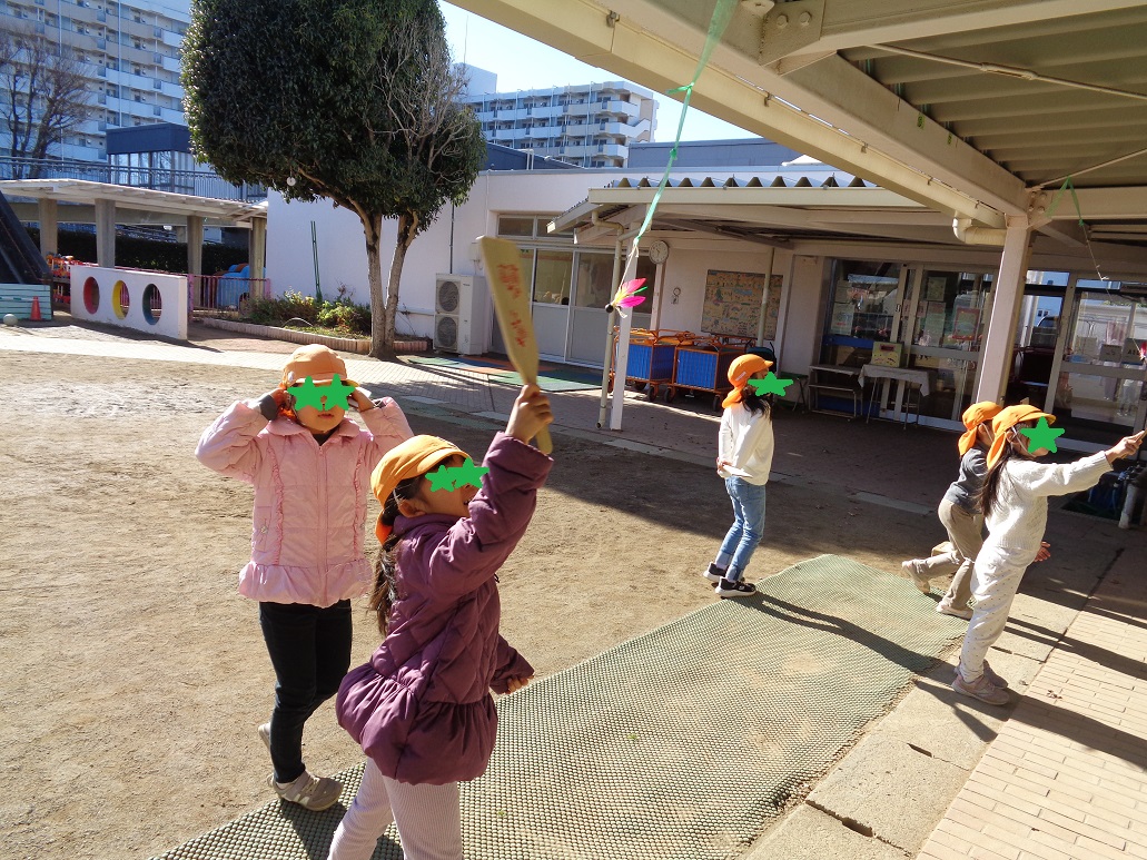 羽根つきをして遊ぶ子どもたち