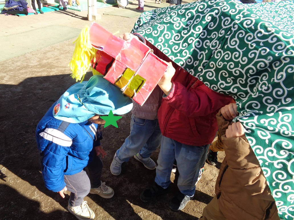 獅子舞に頭を噛んでもらう子ども