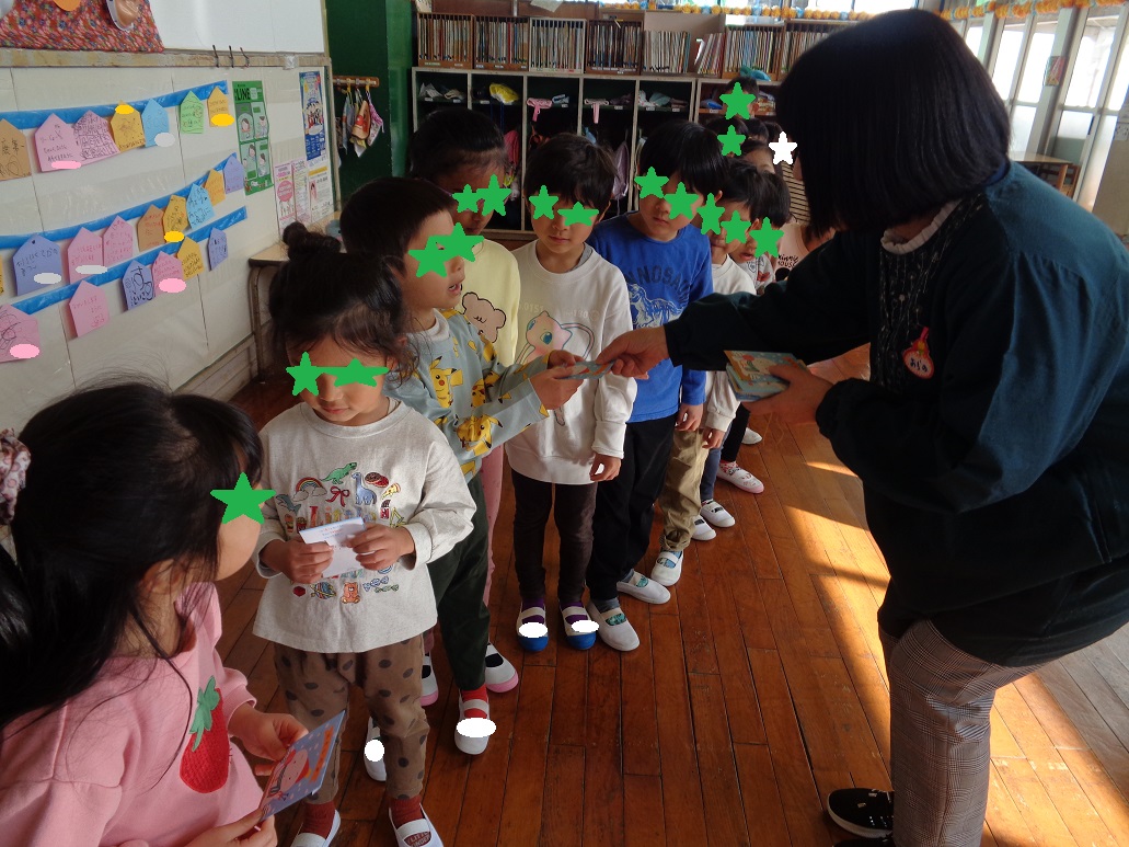 所長先生からお年玉をもらう子どもたち