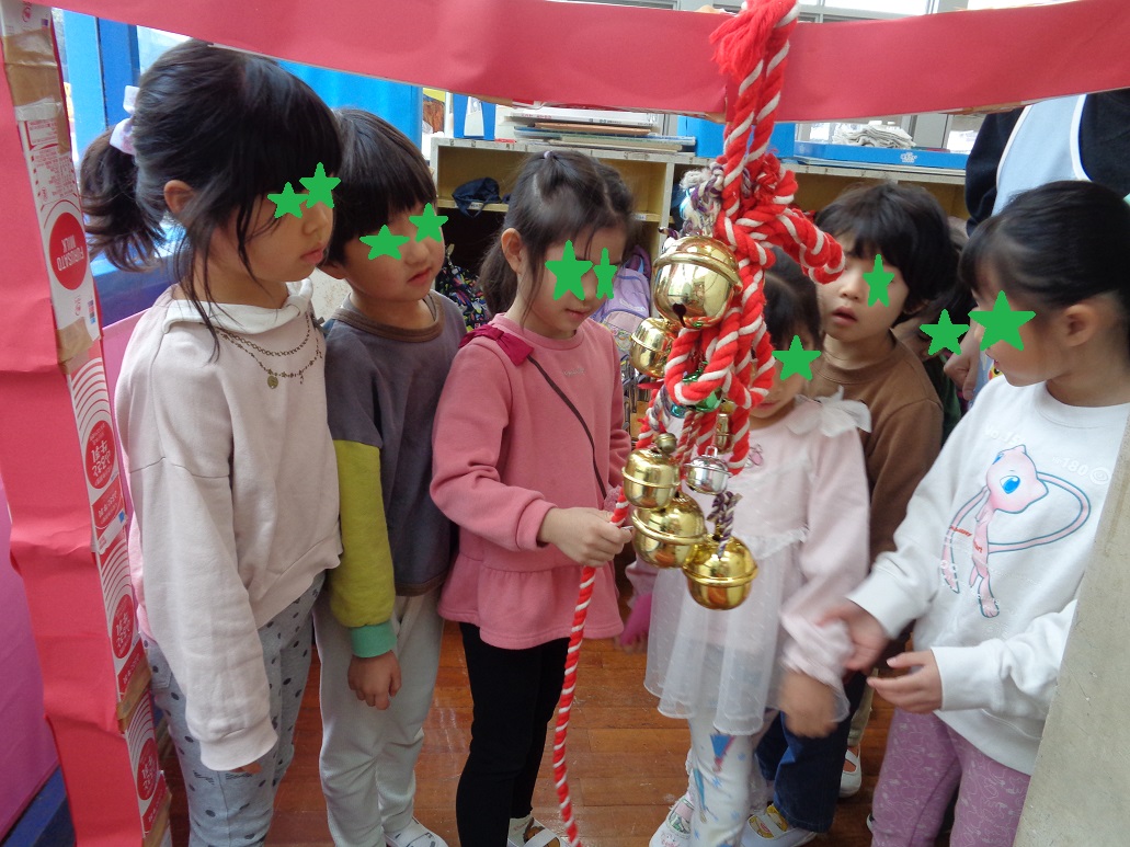 手作り神社にお参りする子どもたち