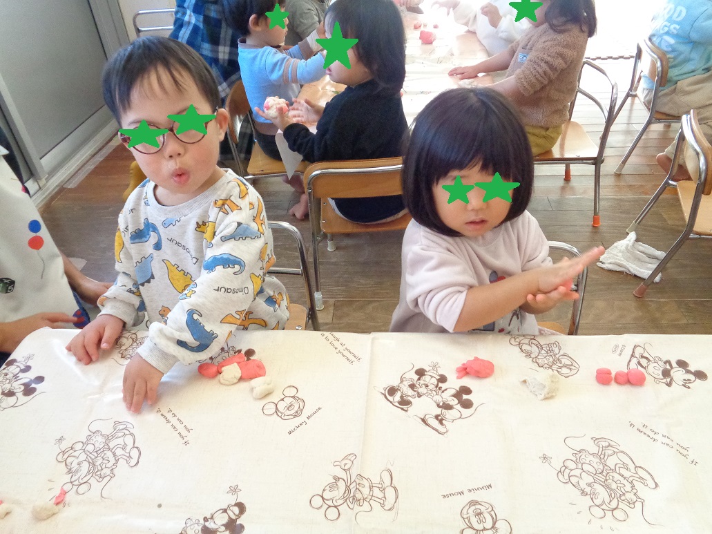 小麦粉粘土を丸めている