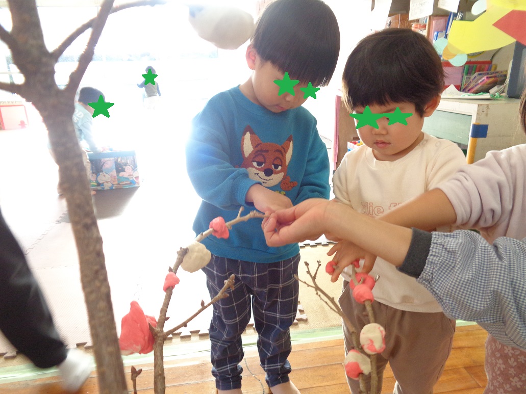 小麦粉粘土を枝にならせてる