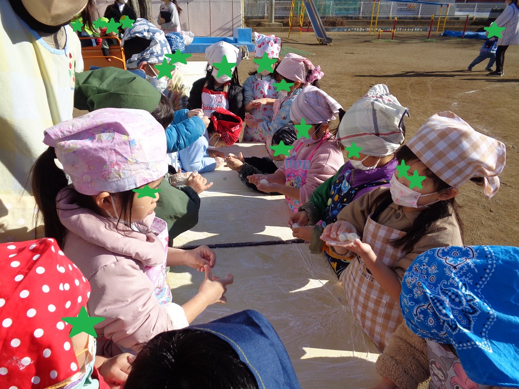 子どもたちがお餅を丸めている