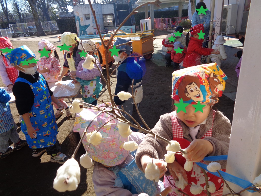 白い餅をならせている子どもたち