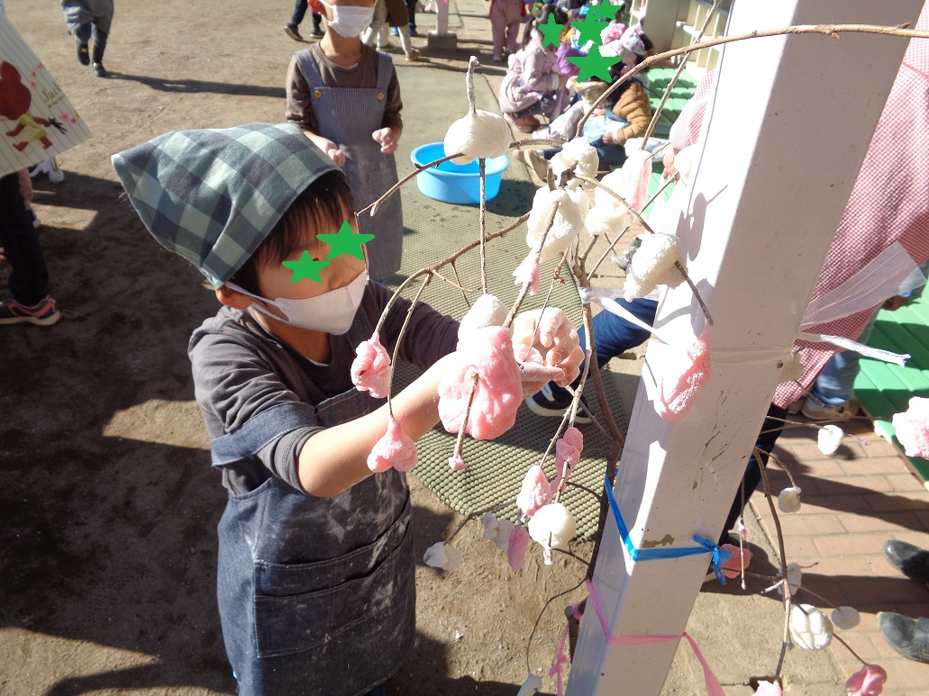 枝に餅をならせている