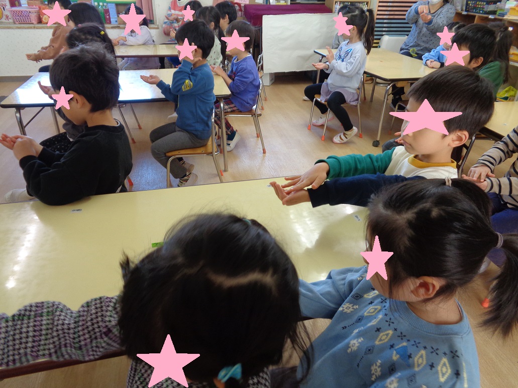 子どもたちが椅子に座って同じ方向をみている