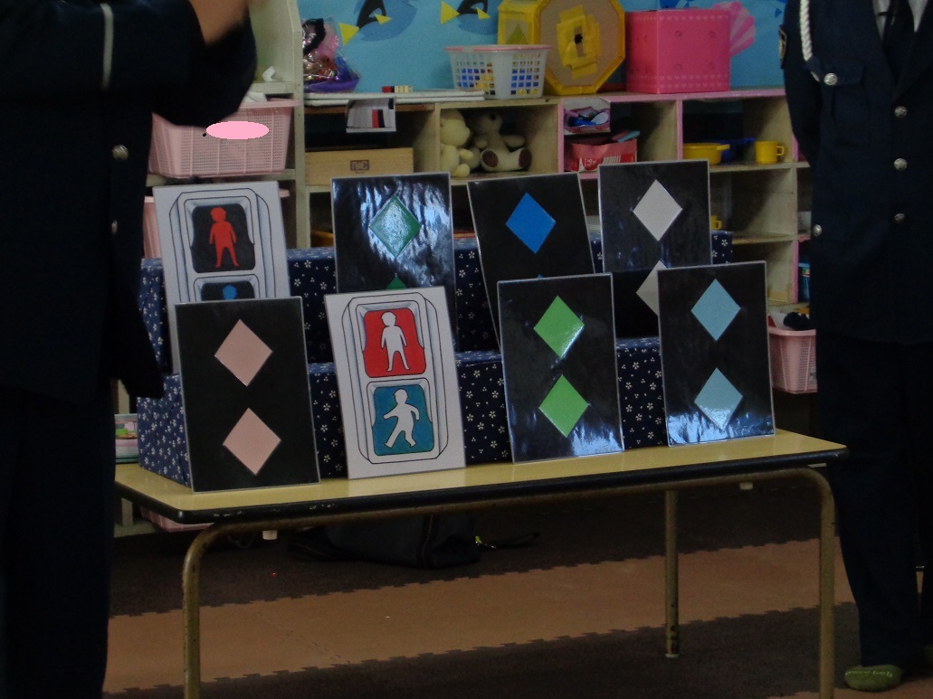 テーブルの上に黒いカードや信号の標識のカードが立てかけてある