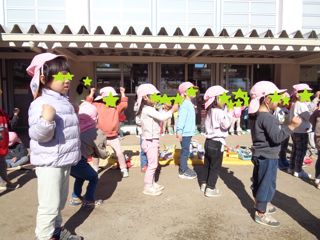 鬼のパンツの歌に合わせて踊っています