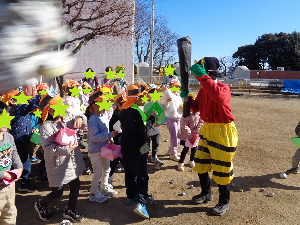 自分たちで作った豆を鬼に投げている