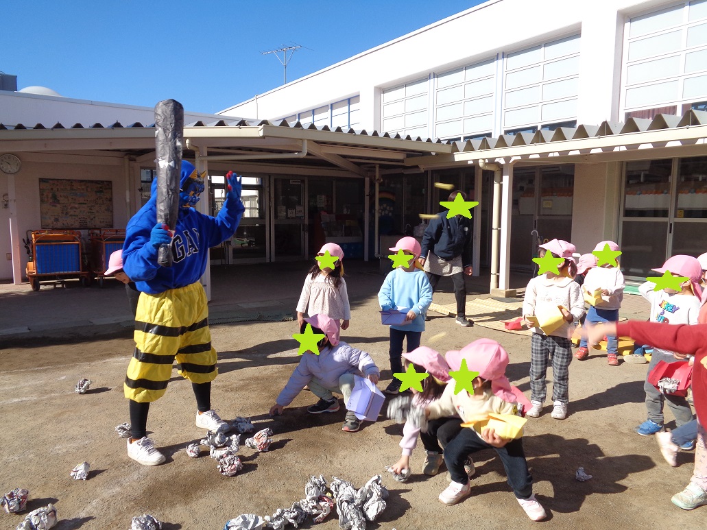 自分たちでで作った豆を鬼に投げている