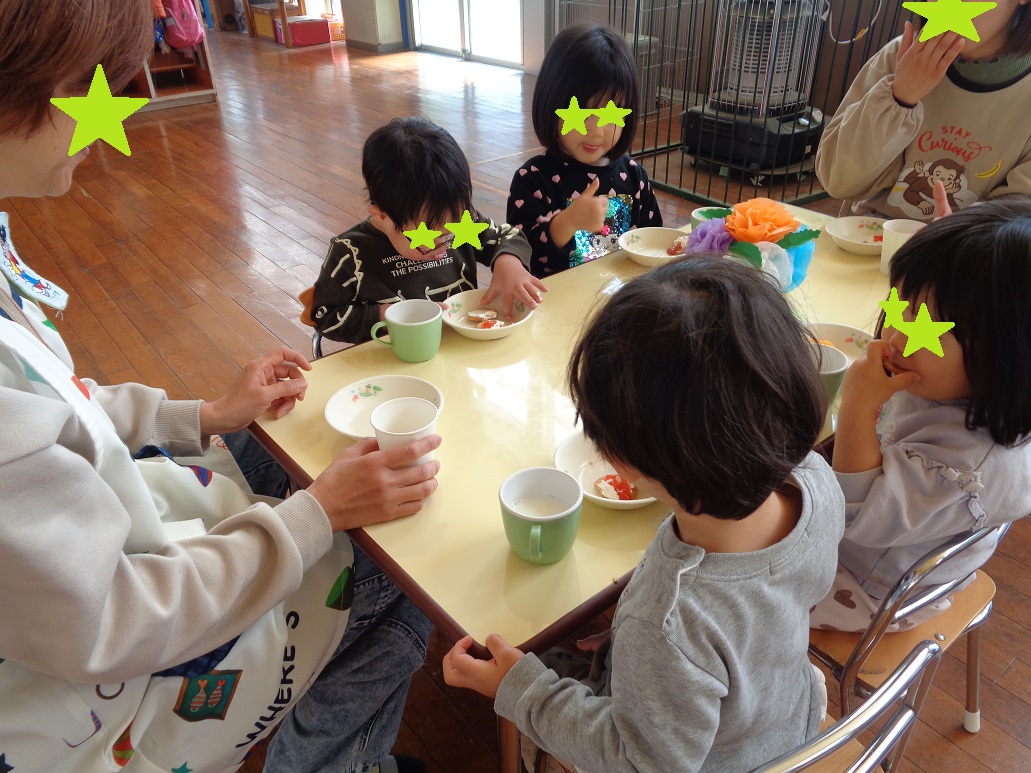 カフェごっこでクラッカーを食べている