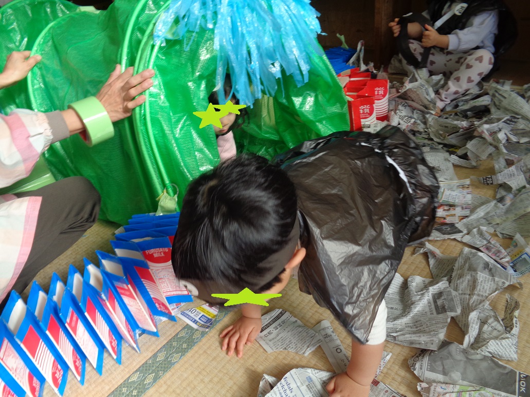 忍者修行でトンネルをくぐっている