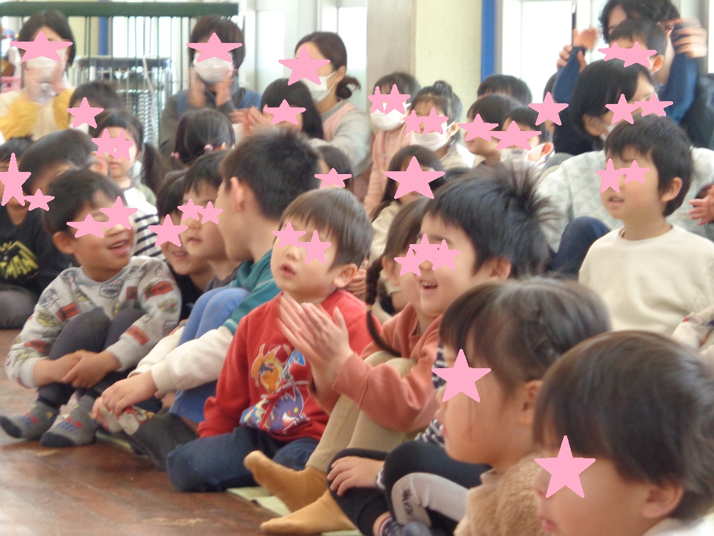 オカリナコンサートを聴く子どもたち